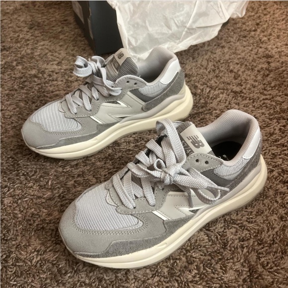 New Balance Shoes size 8.5 women’s and 7 men’s - Picture 2 of 7